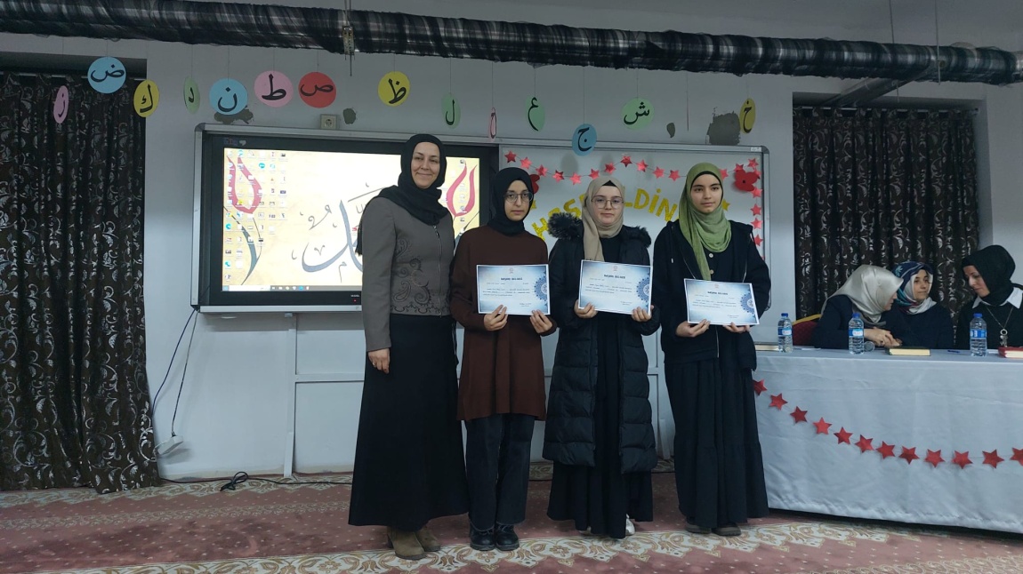 Anadolu İmam Hatip Liseleri Kız Öğrenciler Arasında Kur'an-ı Kerim'i Güzel Okuma ve Hafızlık Yarışmasında Öğrencilerimiz Gururlandırdı.